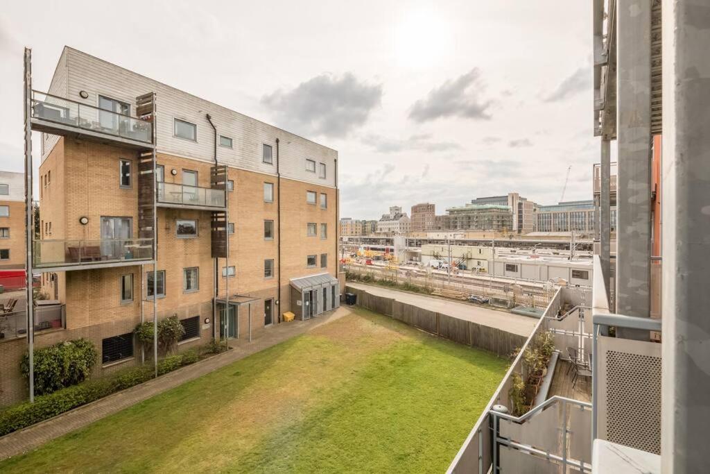 Executive 2Br Apartment Next To Station + Parking Cambridge Zewnętrze zdjęcie