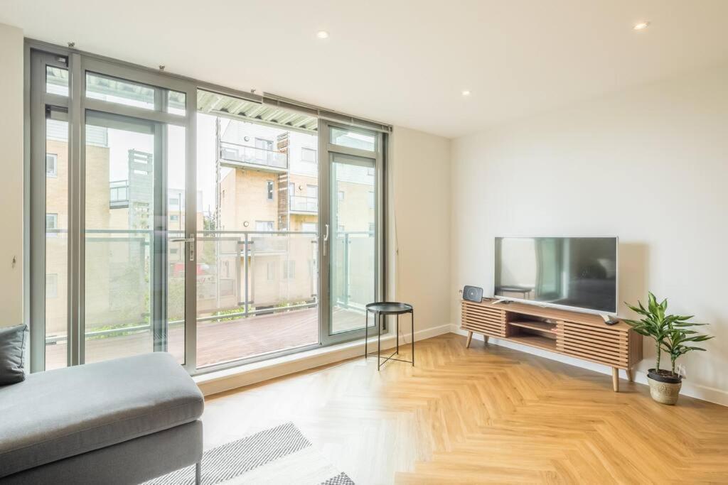 Executive 2Br Apartment Next To Station + Parking Cambridge Zewnętrze zdjęcie